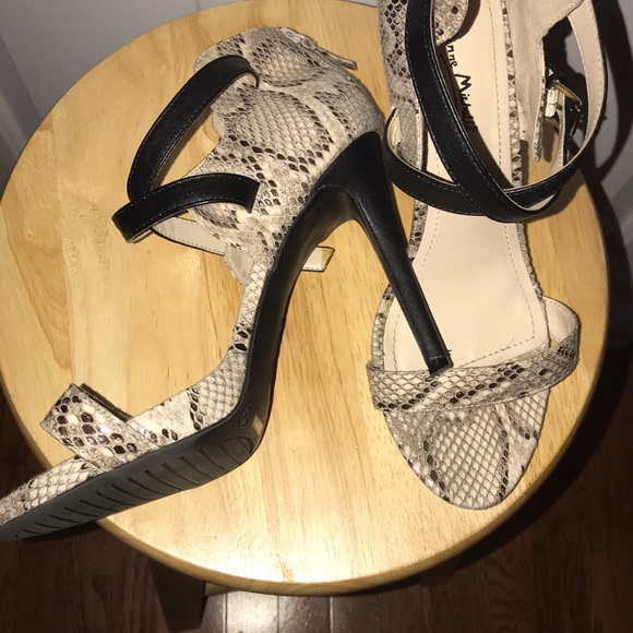 Snake print heels 👠 Size 10 *Like New* - Picture 3 of 5